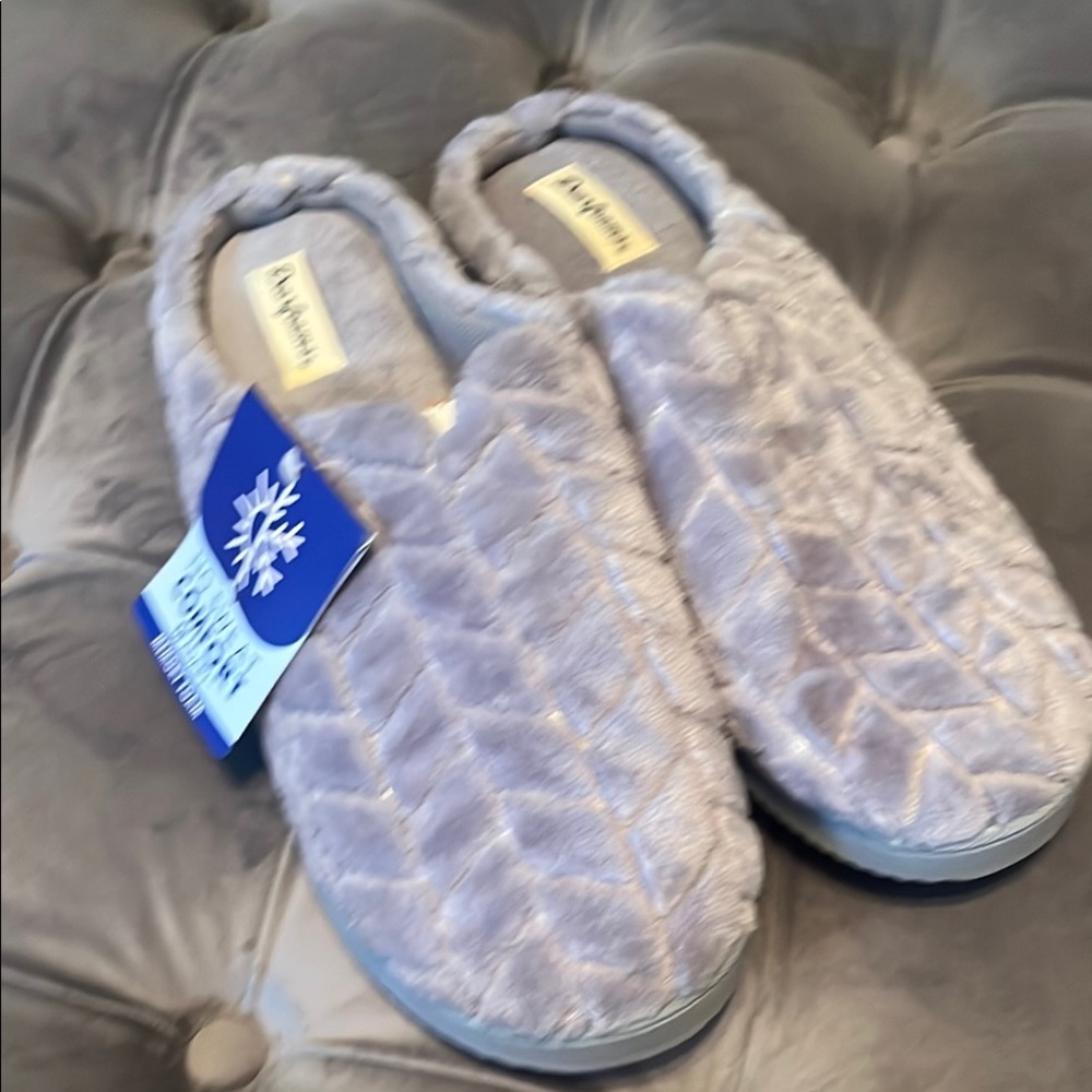 Dearfoams Cozy Quilted Slippers in Light Gray